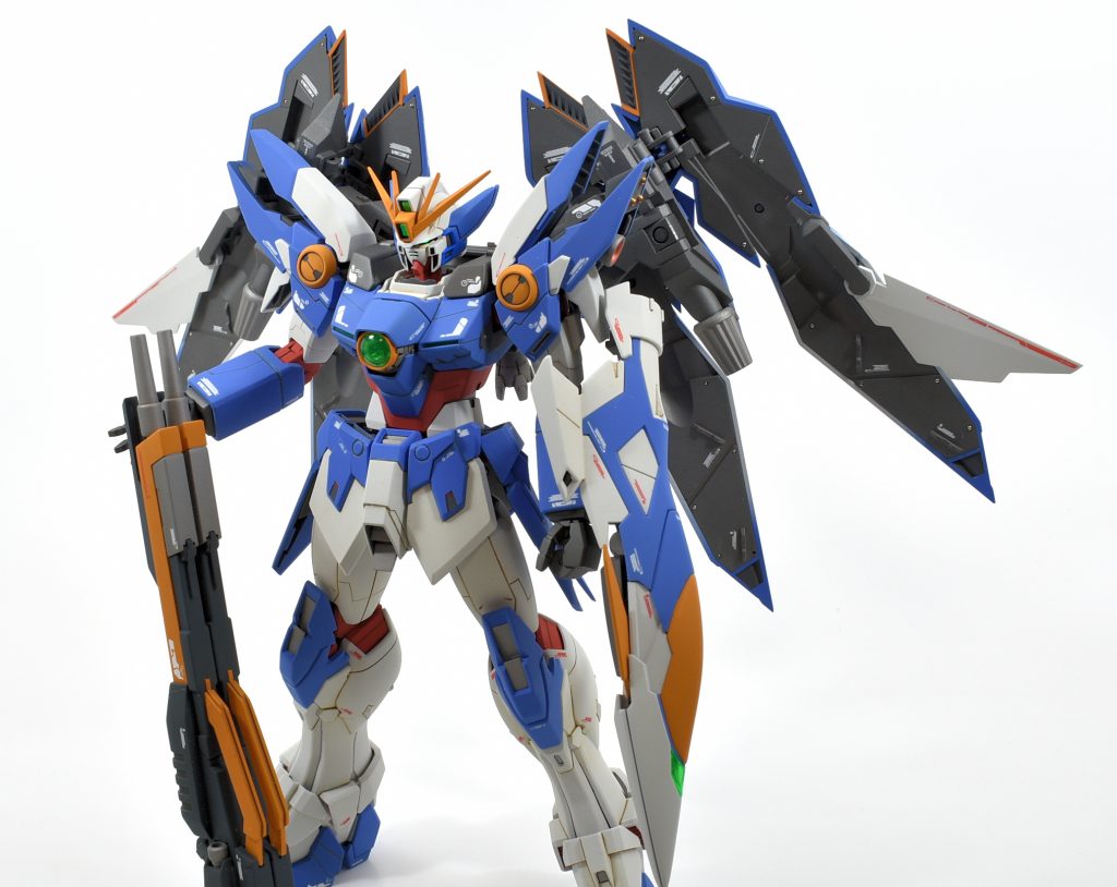 羽を広げた内側はグラデと対照的に。デカールとメタルパーツでアクセントを。