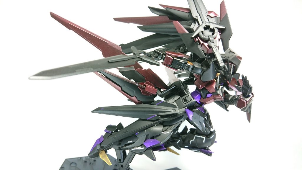 【GNダイバーソード】
両肩に二本装備している実体剣。
ガンダムダブルオーダイバーエースから流用された近接武装である。