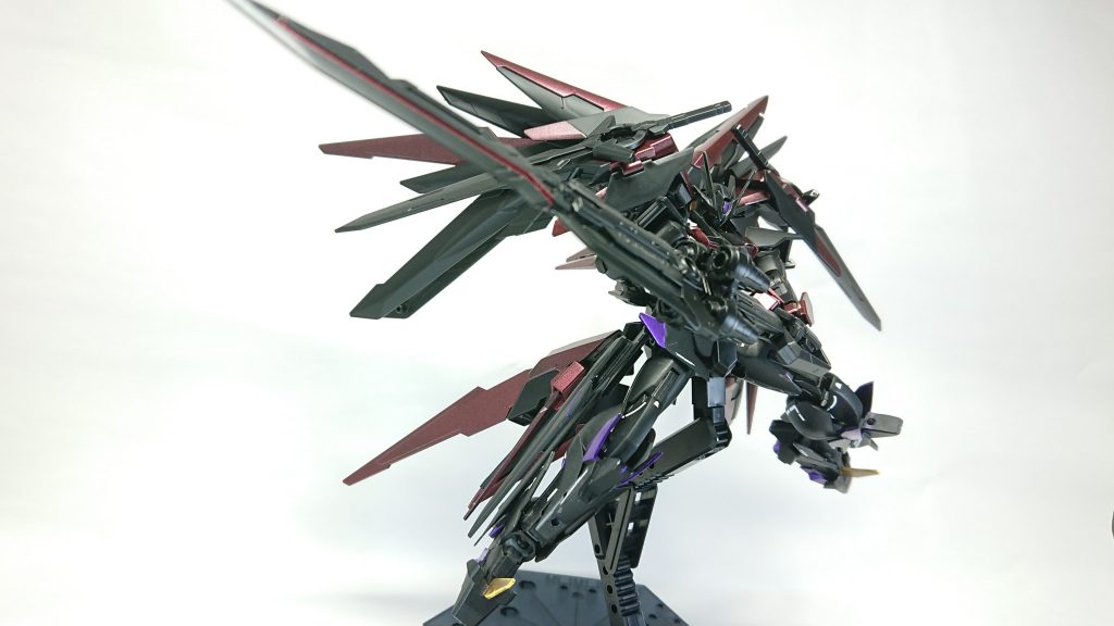 【GNカレトヴルッフバスターソード】
バックパックにマウントしている巨大な実体剣。
HJ付録キットから。
本来の設定であれば、多種多様な使い方が可能な武装であるがそれら全てオミットし、ひと振りの大剣として登録されている。