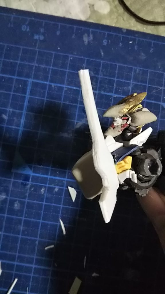 胴体の制作中の画像です。胸の白い装甲にもパテを盛って大型化してます。グレイズアックスは手持ちのものが切れていたのでプラ板からスクラッチ。アンテナの中央と顎を大型化したりもしました。