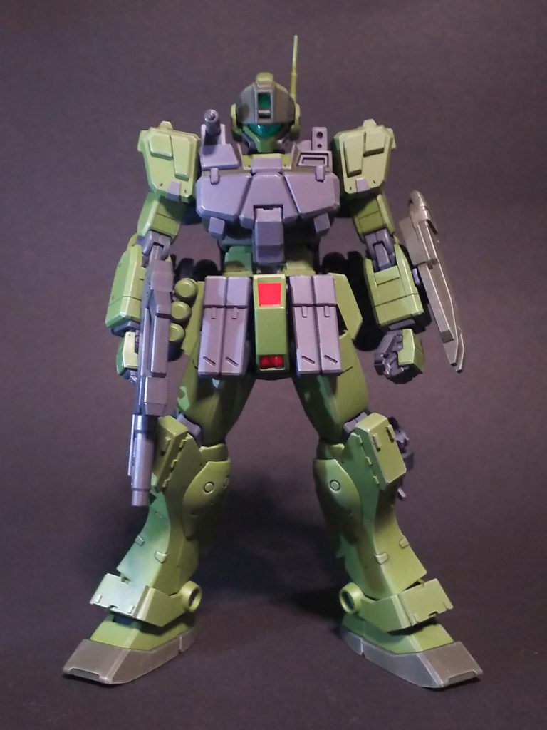 基本的に過去作の簡単フィニッシュジムスナイパーⅡと同じ改修を行っていますが、今回は塗装前提の製作なので、プラ板やジャンクパーツでのディテール追加や延長工作も行いました。
改修点は、胴体の接続部での延長、上腕の延長、肩の取り付け位置を2㎜上方に移動、股間軸位置変更、足首、間接パーツ可動域拡大、大腿部の上方延長です。