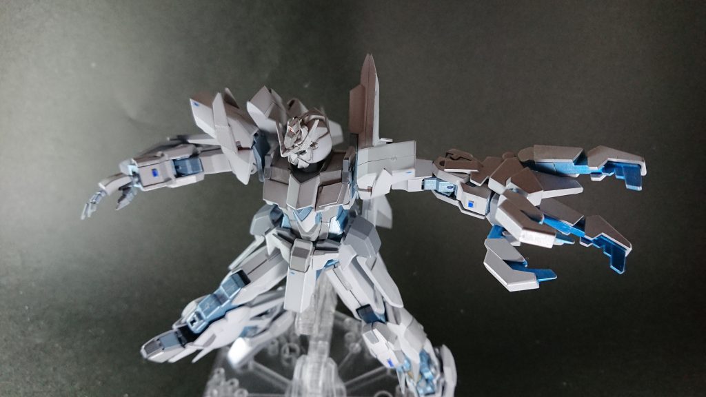 ユニコーンモードのバンシィノルンに付属するアームドアーマーVNを装備してます