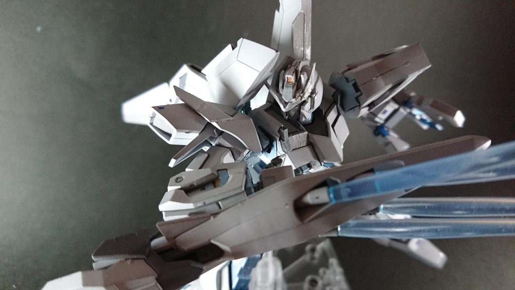 そのまま腕に装備してビームサーベルを生やすことも出来ます