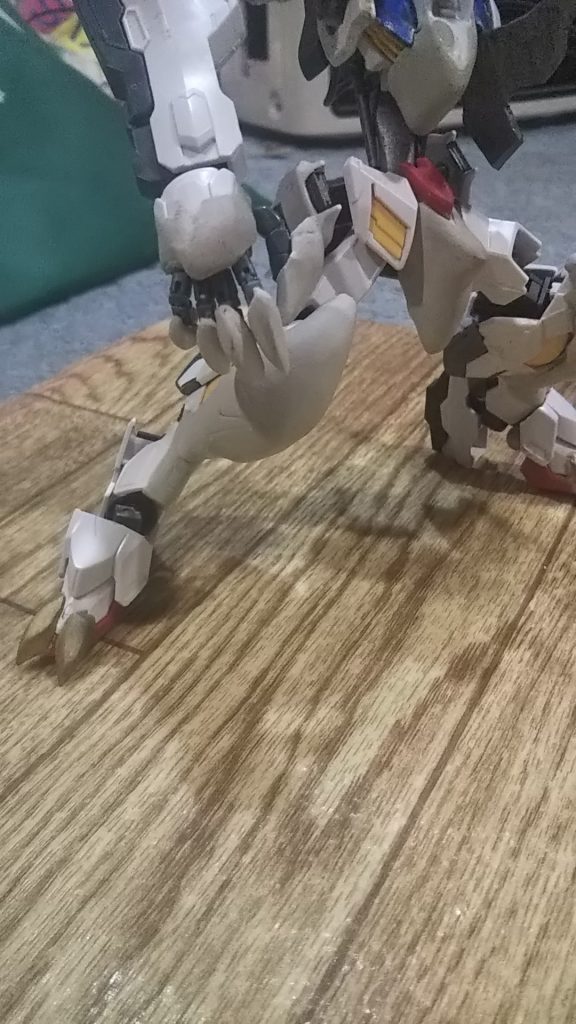 脚部も全面的に改修しました。ヒールは半分くらいまで切り取ってピンバイスで穴を開けてジョイントを刺してあります。爪は切り離してパテで作り直しました。