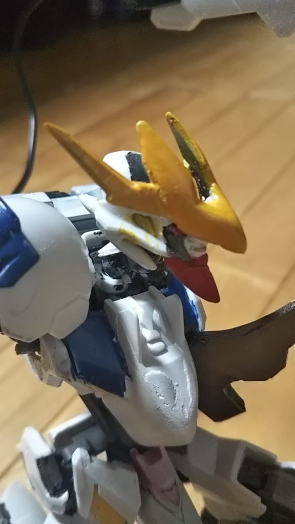 顔はほぼ作り直しました。また、首を延長して二重関節にすることで首を前に引き出すような動きができるようになりました。