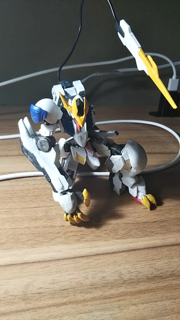 脚に関しても膝アーマを大型化したり、爪を作り直したり、ヒールを小型化したりしました。脚はふくらはぎからカットして縮めてあります。