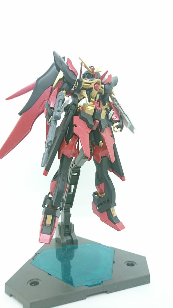 試作1号機と同様にインパルス系をベースとしているが、合体・変形機構は廃止されている。
機体動力がパワーエクステンダーであること、2対の翼による超機動が機体への負荷と莫大なエネルギー消費をもたらすため継戦能力は低い。
試作1号機と比べよりマッシブな外見であるが、機動力・運動性能は優れており、特にビームサーベルを使用したインファイト、後述する光の翼を使用した一撃離脱の格闘能力は大きく勝る。