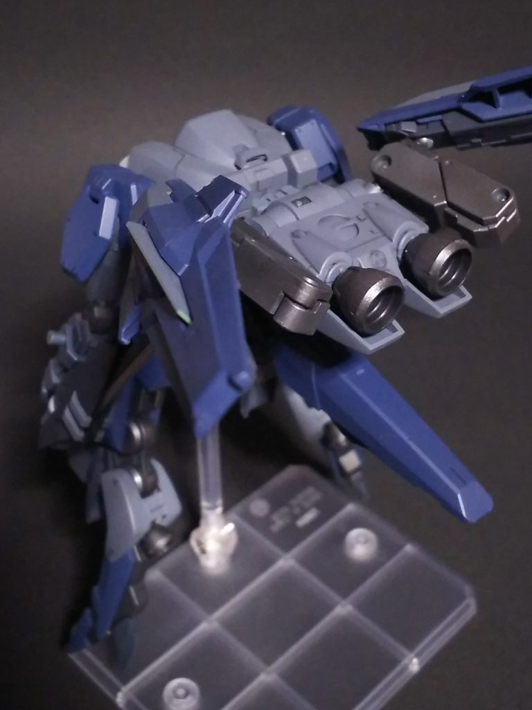 メインブースターは、旧キットのGP01FBのバックパックを使用しています。