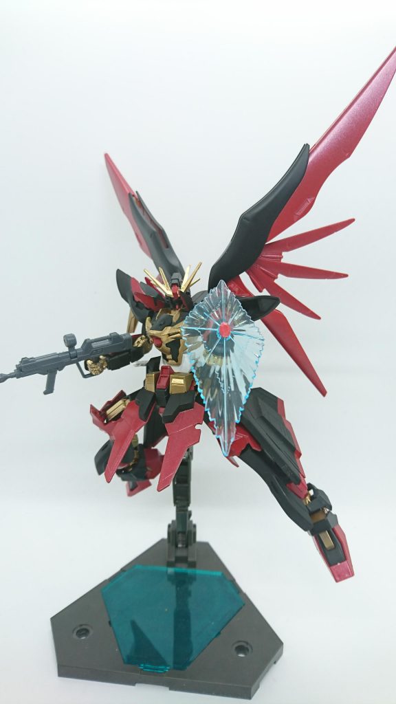 MX2351 ソリドゥス・フルゴールビームシールド発生装置
デスティニーに装備されるビームシールドを本機用に調整したもので、本装備は当初から装備される予定であった。
高速戦闘を行う本機にとって、大きな実体盾は邪魔でしかなく、そのためビームシールドが装備された。
形状を変化させることでとっさの近接武装としても使用することができ、本機の格闘戦闘力を底上げする。
また、小型の実体盾を左腕に装備するが、これはビームシールドを使用しないときに使う。