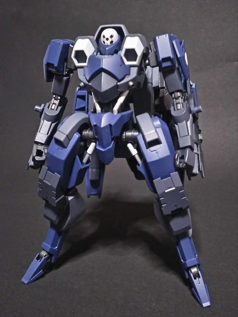 機体自体は、肩のデザインやバランスが好きではなかったので、イメージに合うものに交換、ウエストのフレームパーツは、側面をカットし細くしています。脚部は股関節軸にスペーサーを入れて外側に拡げてみました。膝は、貧弱に見えるので、アーマーを着けて、線の繋がりと、タフさを演出、足首はヒール化しています。