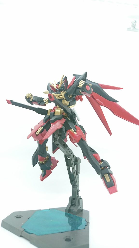 MMI-M15N クスィフィアスNレール砲
ストライクフリーダムのM15Eを改良したもの。
プロトゼロにも超電磁砲として搭載されているが、その再現を試みたもの。
出力不足により再現できなかったが、本機の最大火力であり、威力はレールガン系の武装では最高。本機の武装の開発が遅れたのはこの武装に時間をかけすぎたためだが、それゆえ完成度は高い。
速射性能と瞬間火力ではM15Eを大きく上回る。