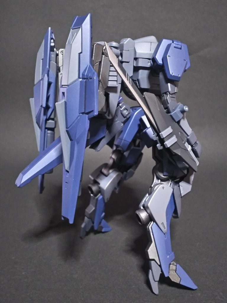 百里の固定タイプのバックパックは、高機動型とはいえ、直線番長にしか見えないので、大型センサーを廃止し、小型化、旋回性能を飛躍的に向上するためフレキシブルアーム接続のバインダータイプブースターを採用しています。ヒール化したことでブースター展開した状態でも自立出来ます。(笑)