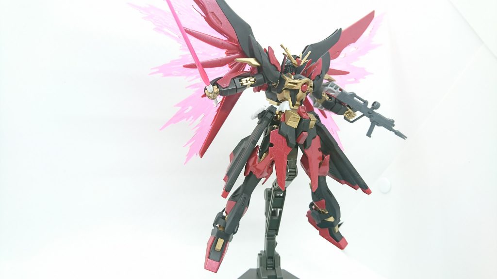 光の翼-ヴォワチュール・リュミエール-
デスティニーの光の翼を改良したもの。
バッテリー駆動とはいえ改良を重ねたパワーエクステンダーは、MAクラスのエネルギー消費にも十分耐えうるほどの容量を持つ。前述のM15Nレール砲をシステムダウンせずに扱えるのは、武装の省エネ化によるものもあるが、それ以上に莫大なバッテリー容量に起因する。
莫大なエネルギー消費と引き換えに、直線加速ではデスティニーを超える性能を持つ。これはウェポンラックを兼ねていないことによる両翼の可動域と機体重量の差、機体重量バランスによる。
翼の可動域が広いため、より複雑な軌道をとることができるが、急加速・旋回・急停止を繰り返すと機体が負荷に耐えきれずオーバーヒートを起こす危険性をもつ。
そのため、高機動支援AIを搭載し、危険域での稼働を抑止する。また、その加速性能ゆえに、搭乗者の認識できない事象に対して敵機や障害物を予測し伝える未来予知に近い支援を行う。これにより未来位置の相手にビームライフルやビームサーベルを当てることができる。