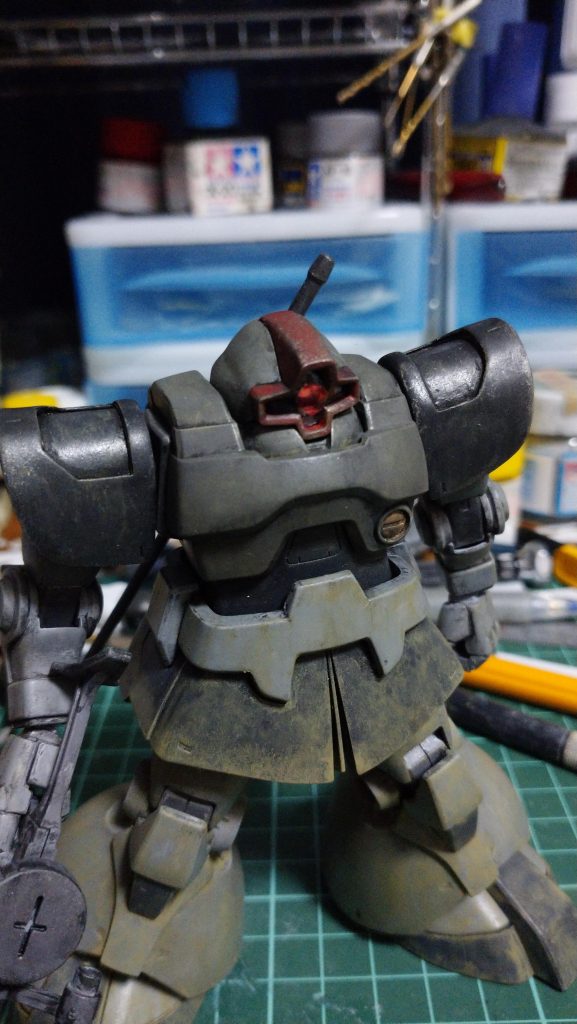 通常のドムとは違うところがあって、肩パーツはスクラッチさました。