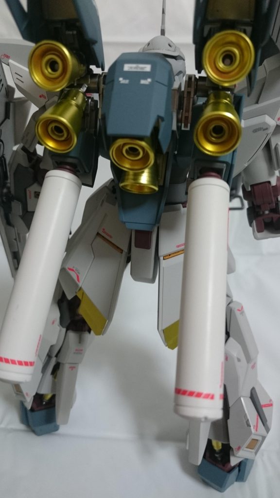 後ろ姿。このスタインは素組品を譲って頂いた物なのでバーニアがばらせませんでした。塗装後、赤い部分のみクリアーオレンジで色を足してます。