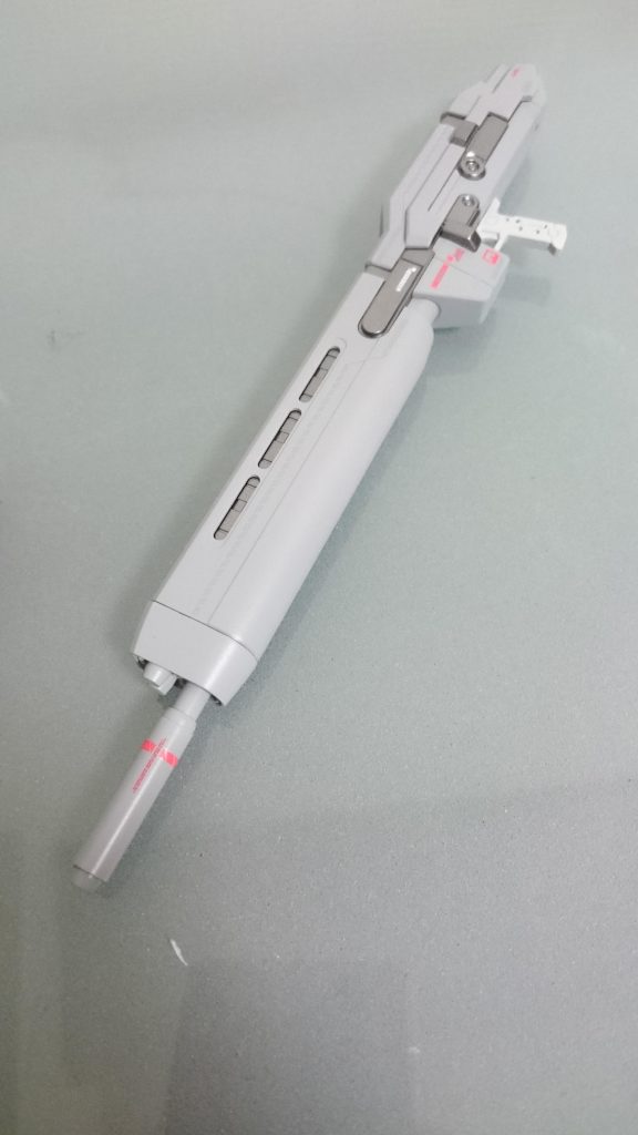 ビームライフルをニュートラルグレーIIIで塗ったらデカールが埋もれました。。塗料を買いに行った時になかったので本体をグレーIIにしました。売って無くて良かったですw