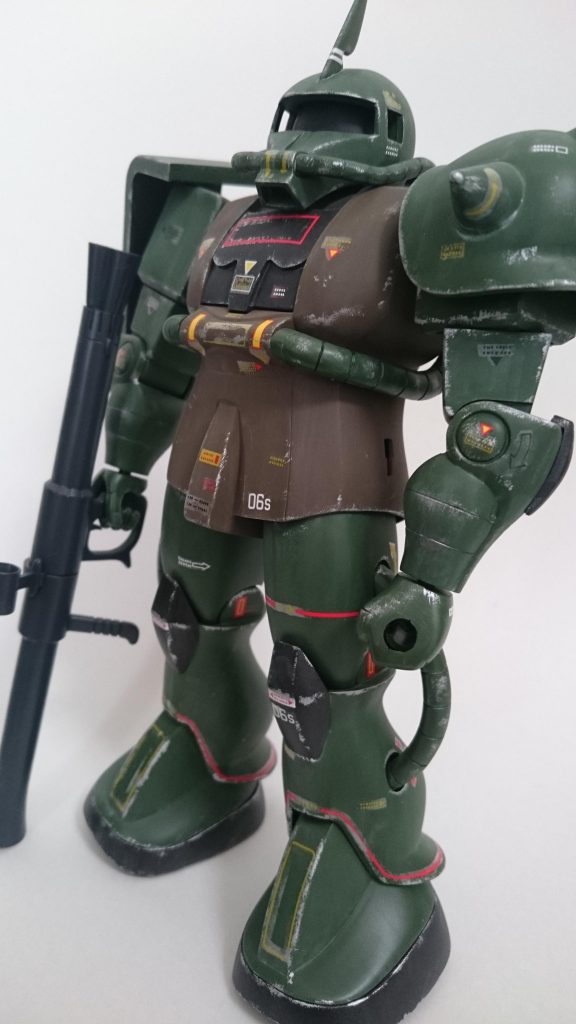 斜から。いたるところのデカールが浮いてます。昔のデカール?はとても難しかったです。(印刷とか、糊とかも昔のままなのでしょうか?)