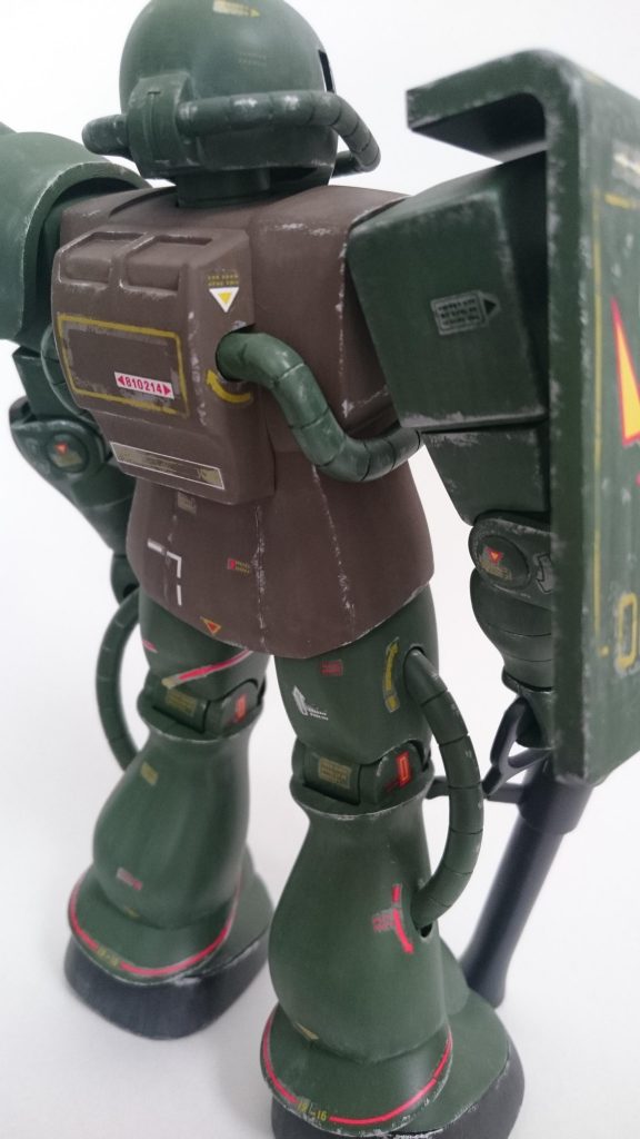 ひ、左腿のデカール剥がれてますね、、(今は修復済みです)