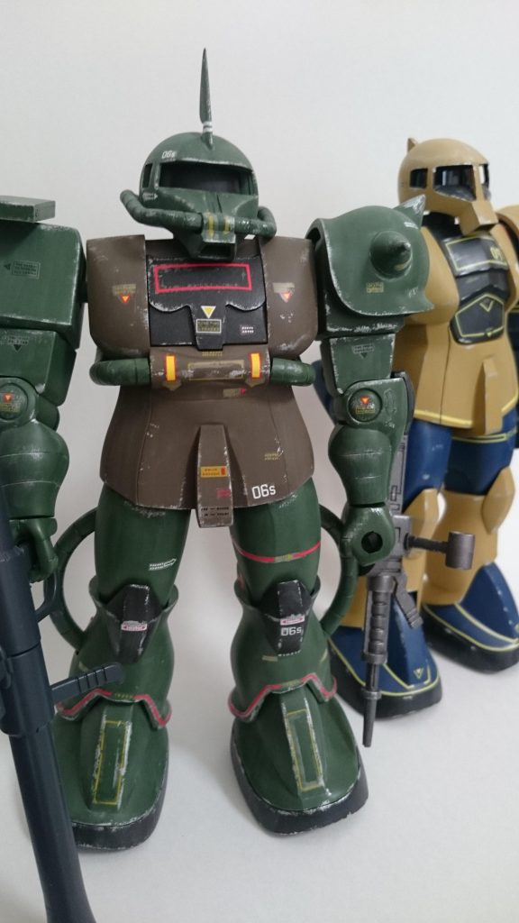 旧ザクと。ご存知だとおもいますが、後発の旧ザクの方が肩関節等が進化しています。動力パイプも無いし、作るならオススメは旧ザクですw