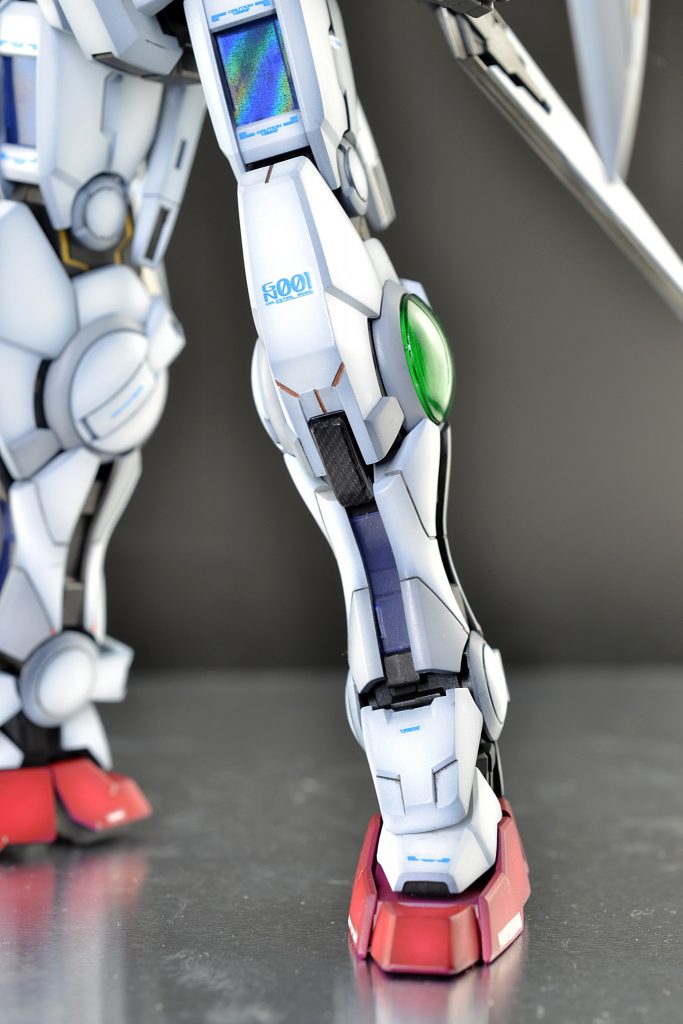 光の当たり方でホロフラムが綺麗に写ります
膝にもカーボン調デカールを貼ってみました