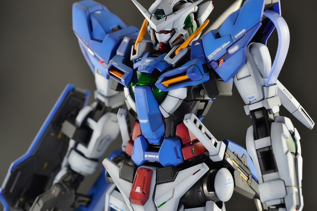 肩や腰など所々にセンサーレンズの表現のためラピーテープ+UVレジンを貼ってあります