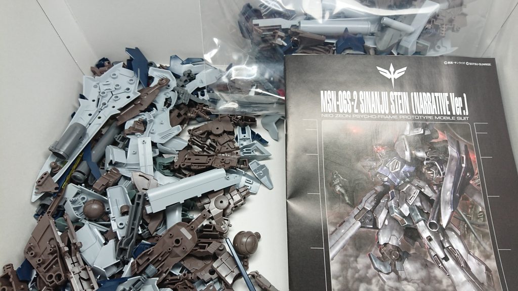 パーツを全切りして使用しない部品をビニールに入れて次の工程に。