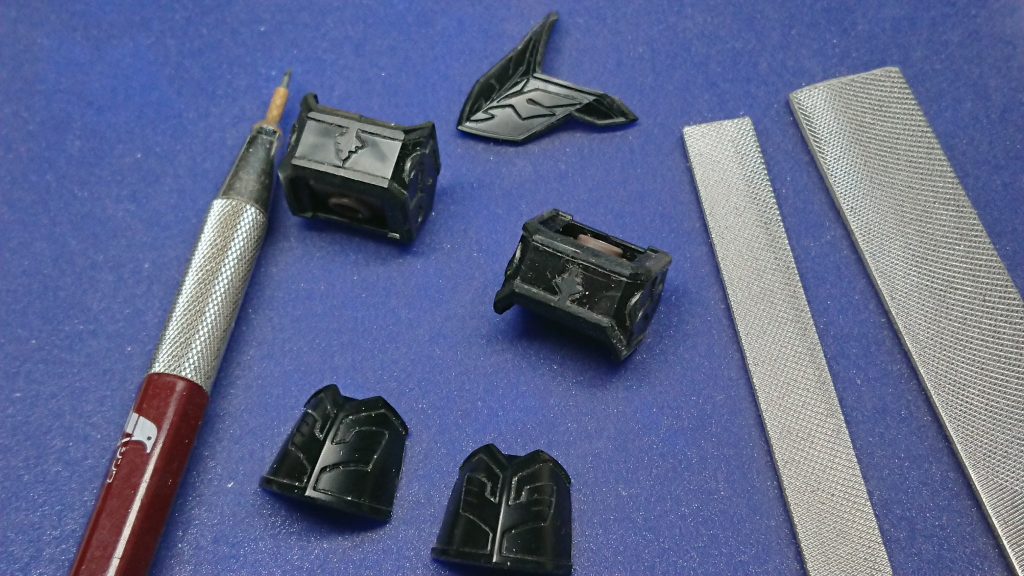 エングレービングは塗装しやすい様にけがき針で模様の周りを彫り込んで塗装を楽にする為の下準備。