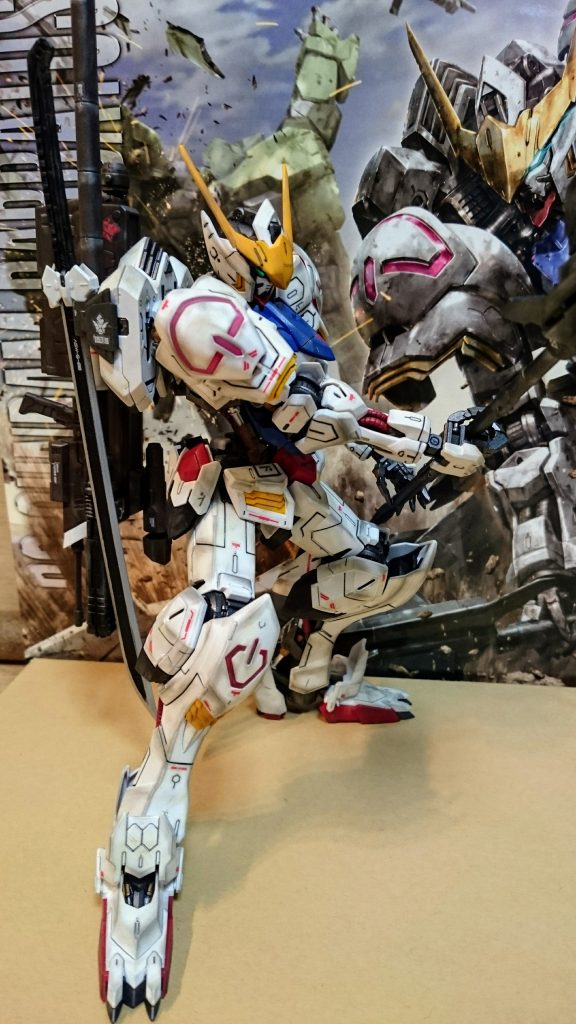 汚しもやり過ぎはいけないと思い、何処まで汚していいか悩みましたが、３００年前のガンダムなので思いきって汚してみました😅。
武器等の汚し(使い込まれ感)が、上手く出来なくて技量不足を感じました。
MGバルバトス、本当に良キットでした。