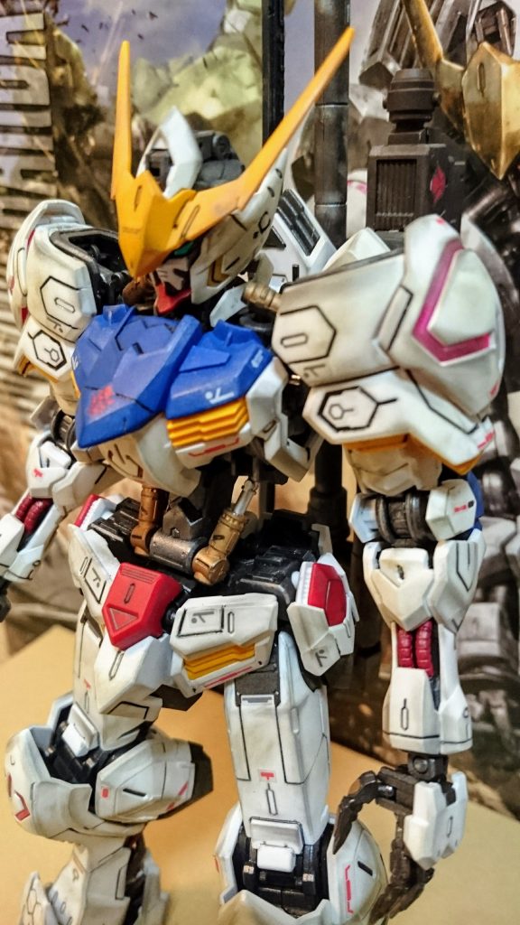 腕等に所々に見えるチューブ？は、