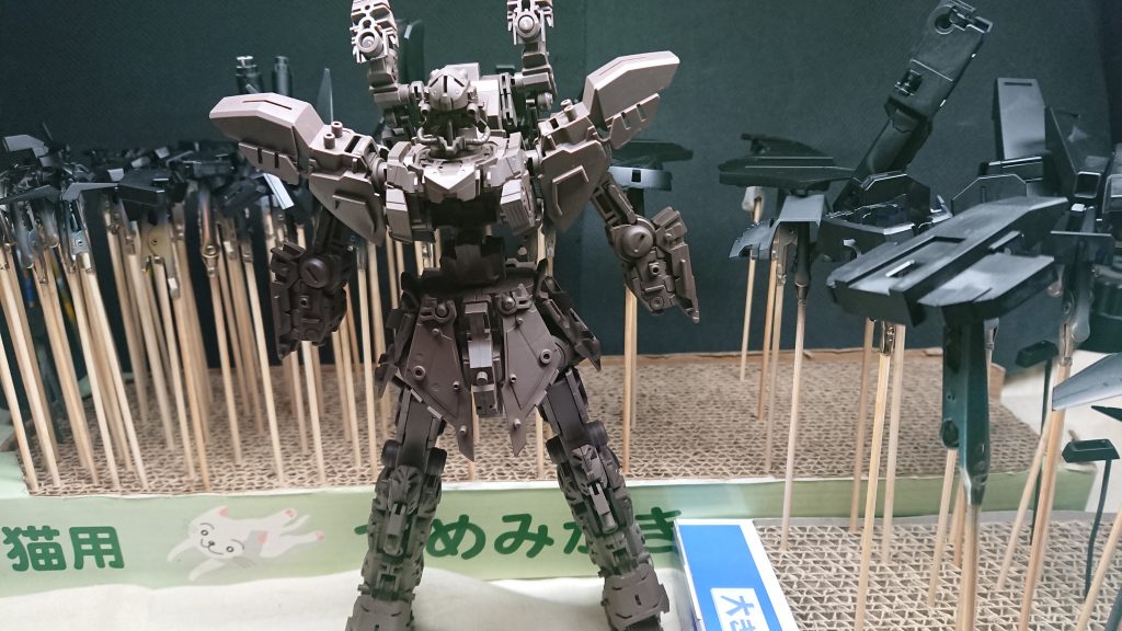 関節は塗装が剥がれるのが怖いのでブラウンのサフを吹き付けておしまい。