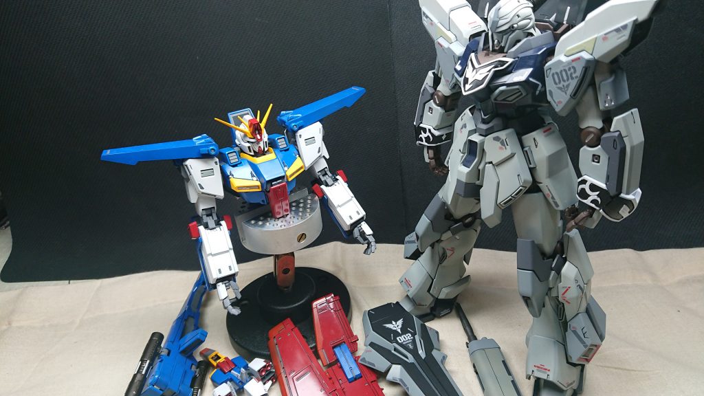 デカールを貼る前に一旦組み立て。
シナンジュも同時に制作。