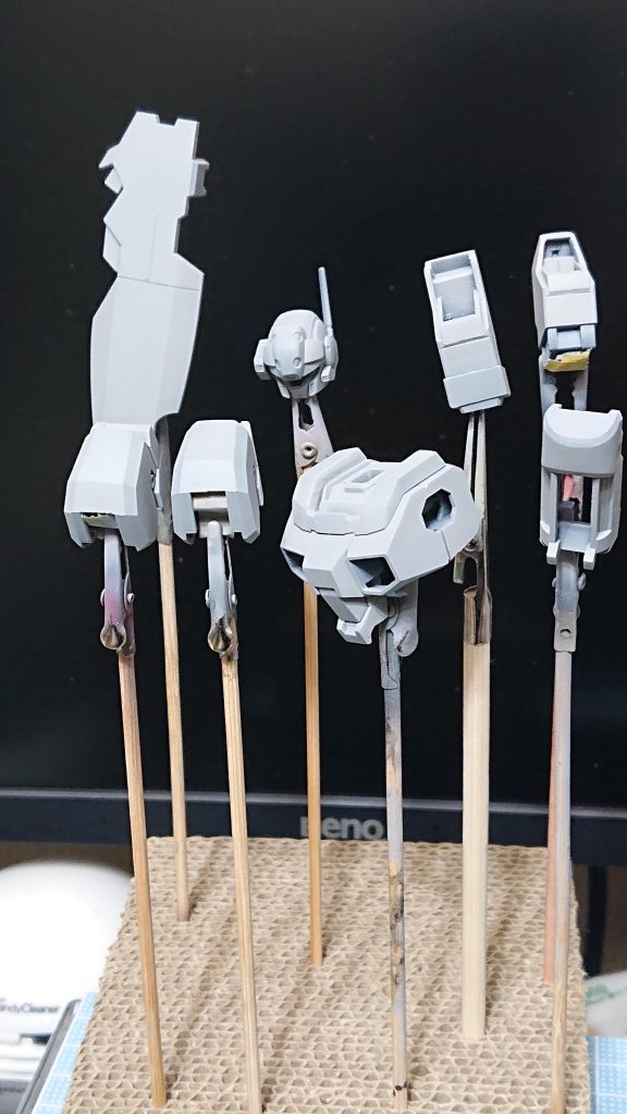 合わせ目消し後のサフ吹き