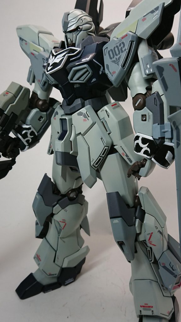 デカールは説明書の指定通りに貼り付けて後は自分の好みで追加してます。