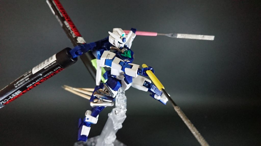 ヤスリを持てます
猫の手を太腿に、バックパックに計3本のガンダムマーカーを装備してます