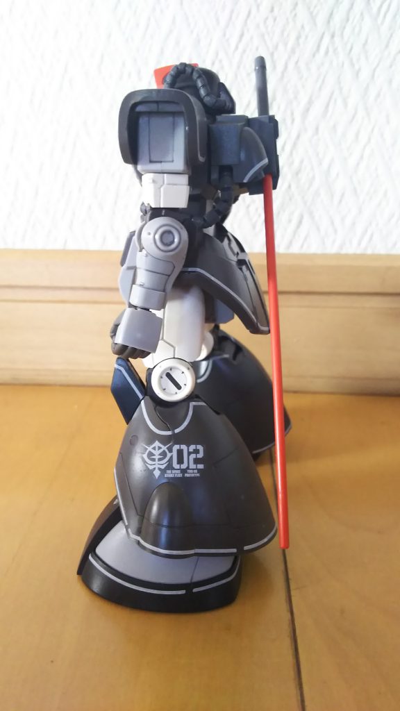 左足にある機体番号とジオンのマークが良い味を出してます！
ちなみに、膝にあるマイナスモールドはなんと色分けされている!！

普段ジオンのMSはあまり作らないのですが、このMSはかっこいいですね！見ていて飽きません！特に4枚目の写真！試験機好き、ジオンのMSが好きな方にオススメです！