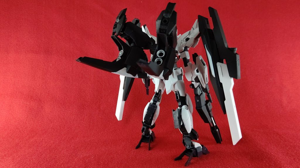 バックパックは最初全部はずして
ハイペリオンガンダムのフォルファントリーをつけていたんですが
展開時はいいものの収納時がかなり締まりが悪い形になっていたためボツ案に
代わりにライトニングバックウェポンシステムMk-Ⅱのブースターをつけたら
しっくり来たのでこちらを採用
前回のグラハム専用ユニオンフラッグカスタムカスタムといい
ライトニングバックウェポンシステムにお世話になりっぱなしです。