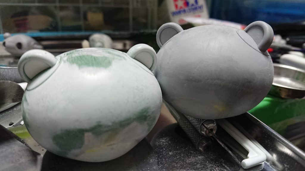 使用したプチッガイは積みプラ化していたサフェーサーグレー&プラカードと、ロックオン・ストラトスグリーン&プラカードの2種類。
お腹のモールドなど片っ端から埋めました。
よく見ると甘い点もあるので、まだまだ練習が必要そう。