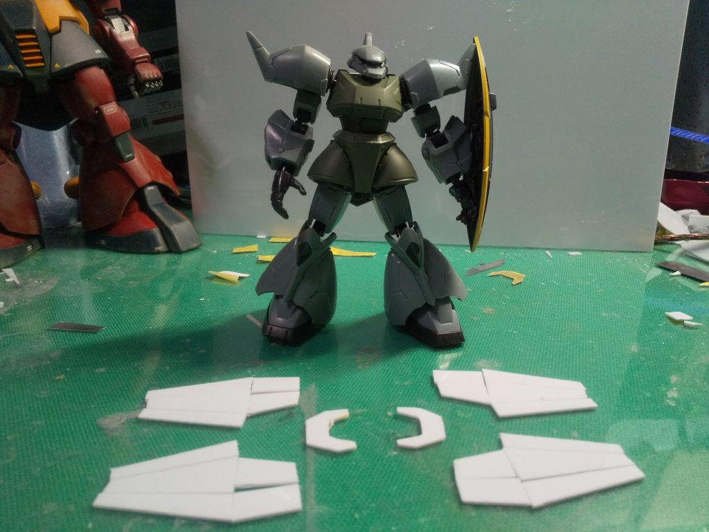 バインダーは以前MGで自作した時の物を参考にプラ板で作成。片側だけで３０数枚の貼り合わせです