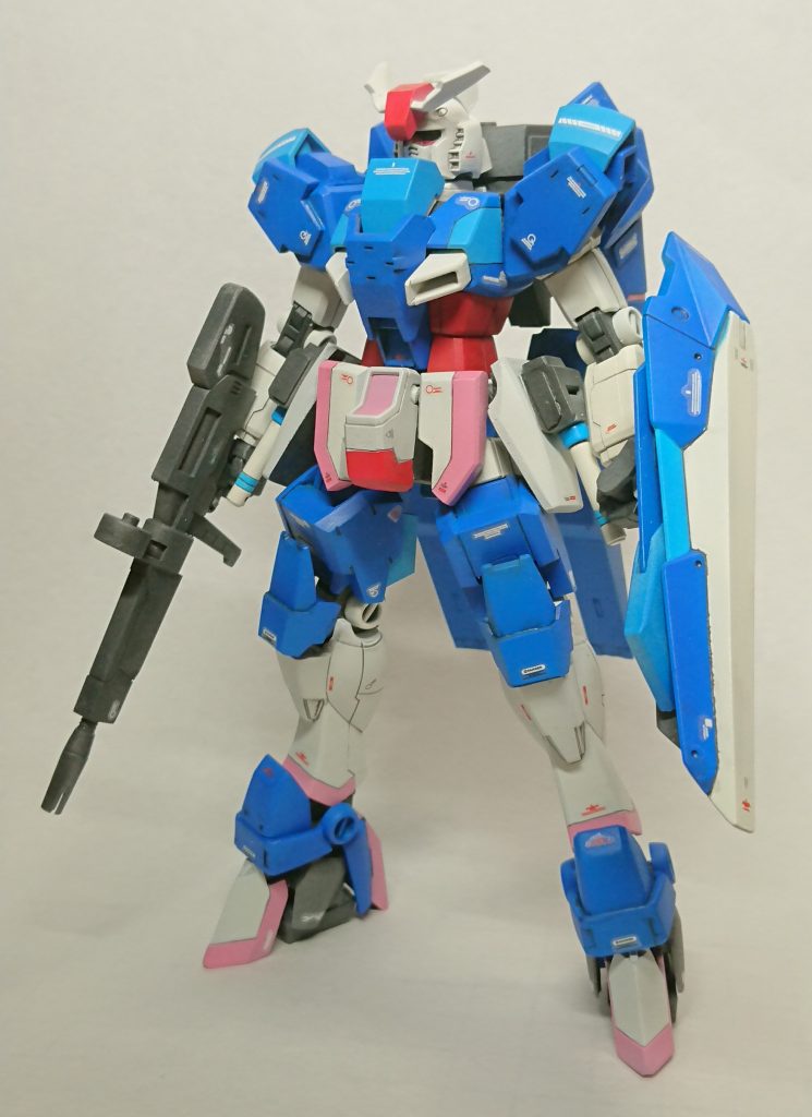 全体像
配色は色々とシミュレートしたつもりが、組み立ててみると何だかイメージと違っちゃうんですね。
はじめてエアブラシで塗装しました。塗装ミスを修正していなかったり、デカールもかなりシルバリングしていて…
次は丁寧な工作をします。