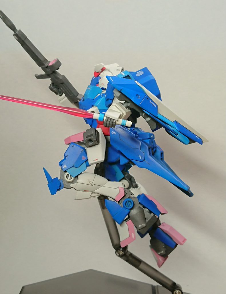 ビームサーベルでアクション
ポージングへたくそ案件