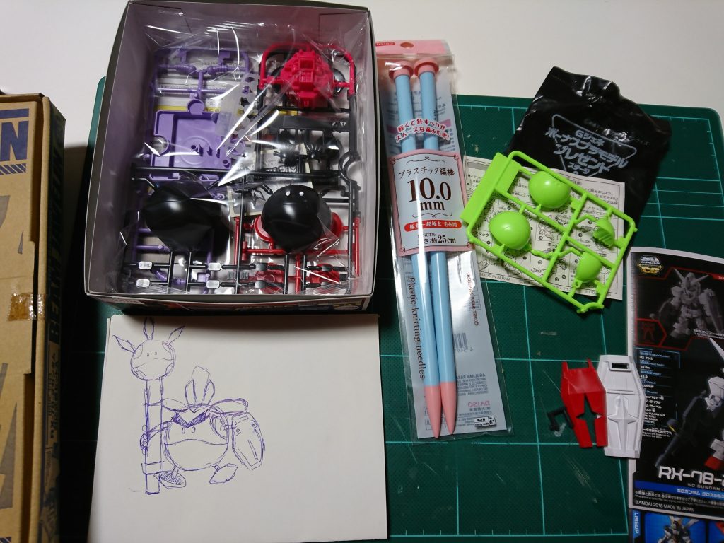 本体の三連星ハロと材料
盾はクロスシルエットガンダムの十字を消して使用
ビームジャベリンの柄は百均の編み棒8㍉と10㍉を使用 ビーム部分は昔SDのキャンペーンで貰ったハロにガンダムエース付録のジャベリン刃を取り付けました