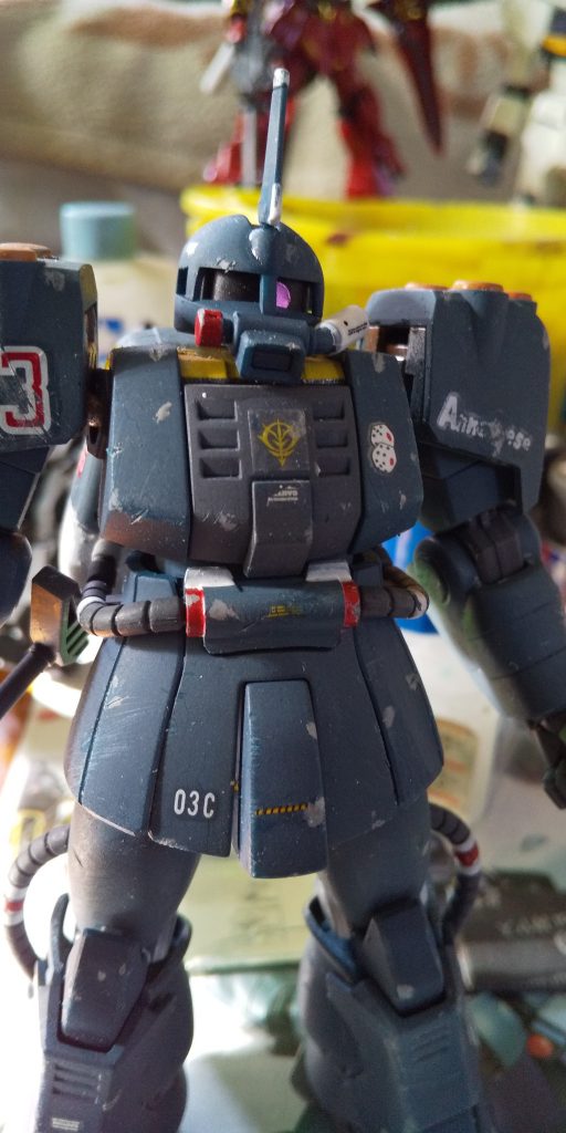 ライトグレイを面相筆につけてチッピング
角や面積のある部分に行います