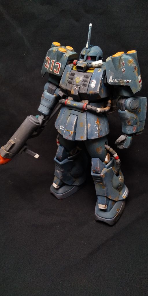 肩や胸、腰回りは擦れ、塗料の剥離、捲れなどを意識して傷をつけて古い傷ほど錆や劣化が進んでいて新しい傷はあまり大袈裟にならないようにしています。
浅い傷は錆止め塗料としてハルレッドでスポンジチッピングしています。
アンネリーゼは肩のマーキングです。
機体の愛称ですね。
時代遅れのMSで忘れ去られつつあるイメージを考えマーキングを削って忘却される前触れを考えてます。