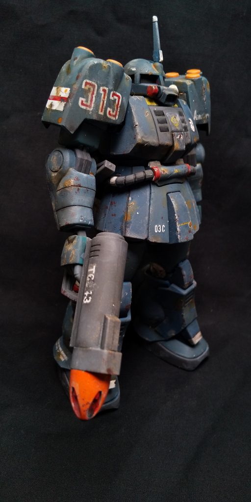 タミヤ・スミ入れ塗料のグレイで全体をウォッシングして水垢による汚れを意識してます