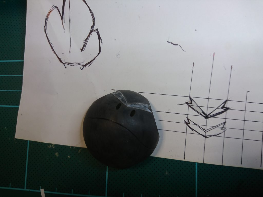 眉毛は0.3㍉プラ板 トサカは1㍉プラ板を6枚積層したものを整形