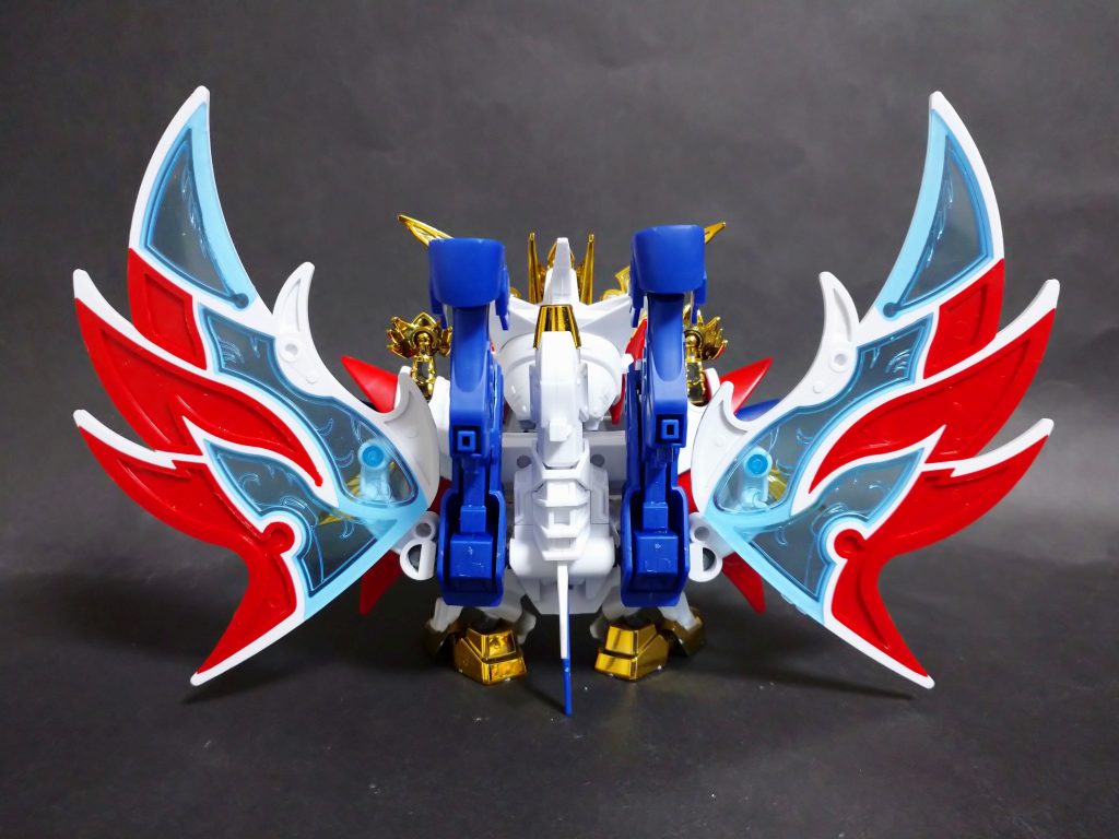 翼接続アームの角度を変更することで、翼の位置を内側に寄せています。