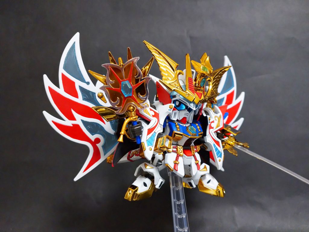 通常形態。
陣羽織と肩部の隙間が少なく密着感が増したのはいいけど、可動の制限がきついですね。