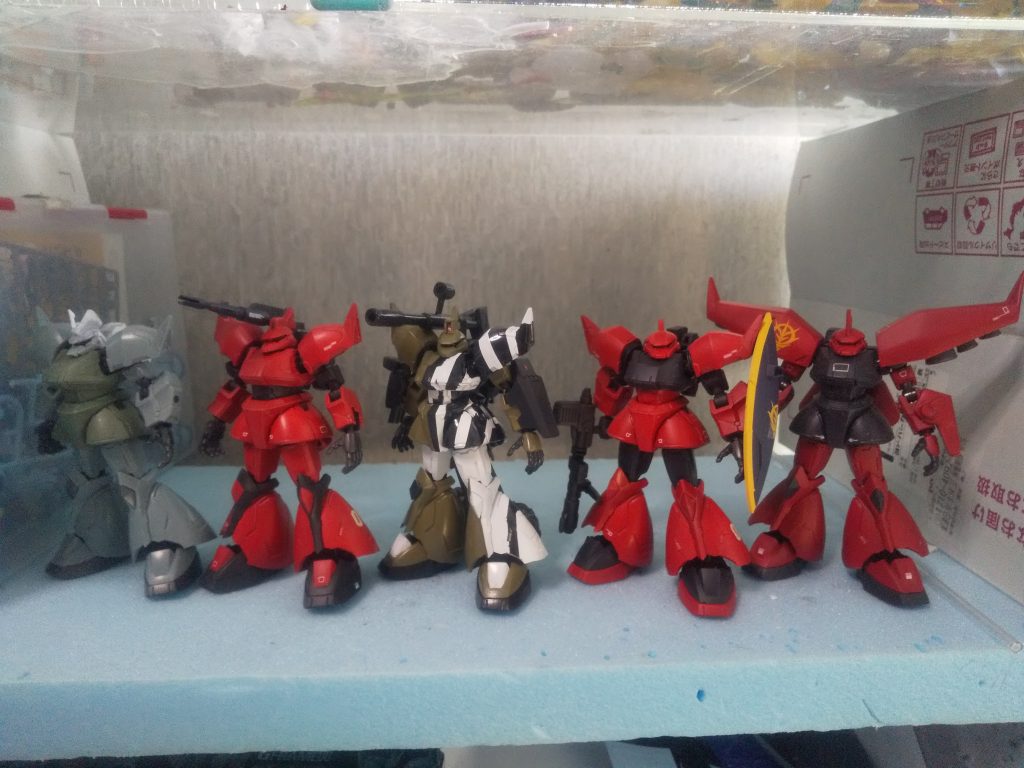 左端のユーマライトニング専用ゲルググも同時進行で製作中です