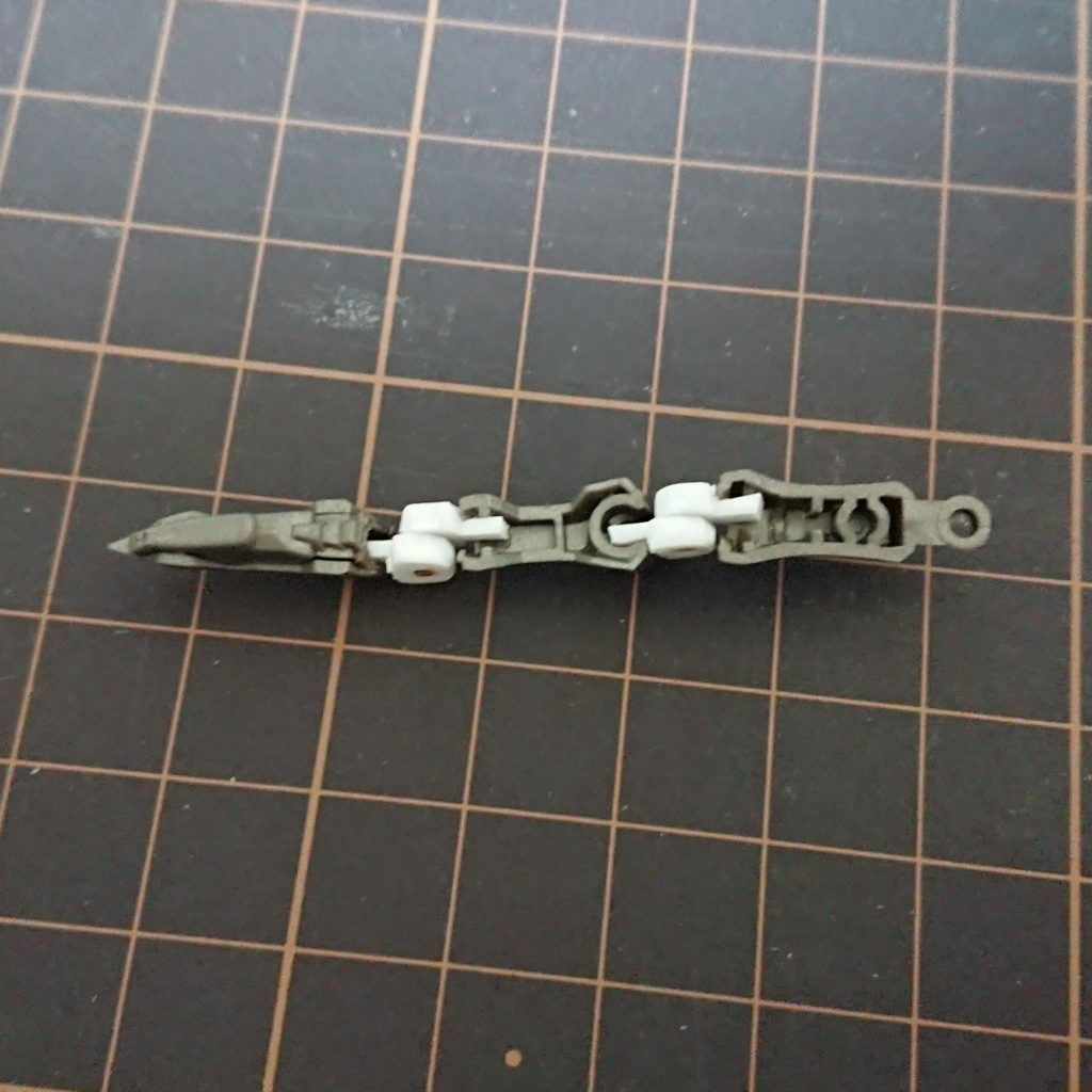 指は関節位置でぶった切り、プラ板を切り出して真鍮線で繋いだジョイントパーツを噛ませています。
このジョイントパーツの試行錯誤が結構楽しかったです。