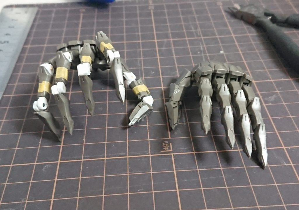 右手が完成。
これを見たとき、やって良かったなと感動したことを覚えています。
指一本につき2箇所、計20個のジョイントパーツ製作はなかなか大変でしたが、その労力に見合うだけの完成度にはなりました。